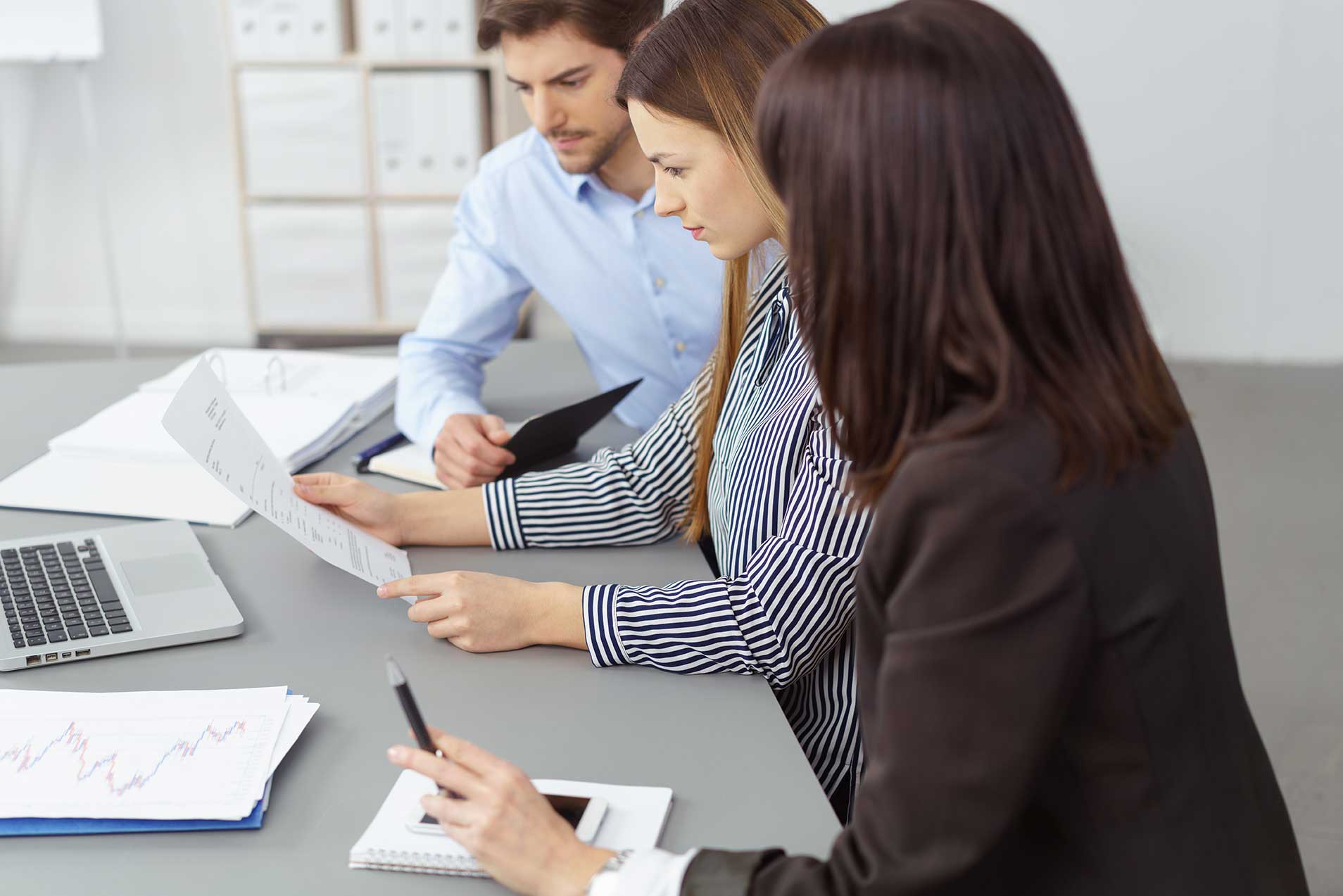 Équipe analysant un document